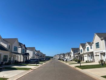 A street lined with luxury rentals at Turnberry Park in Gardendale, AL